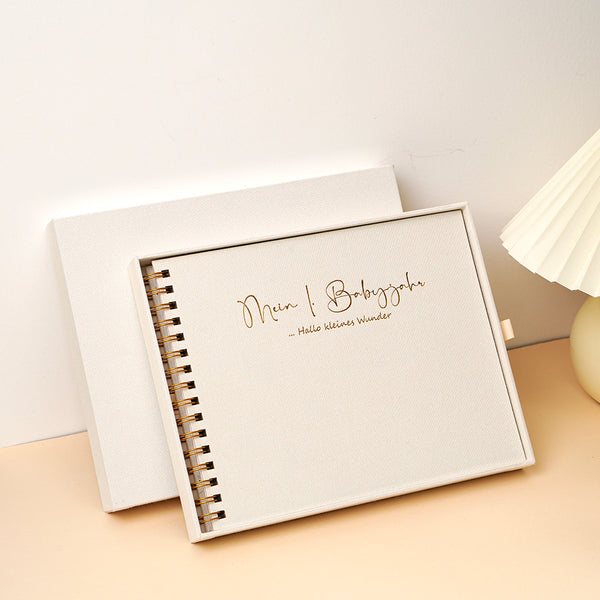 Mein 1. Babyjahr Premium Leinen mit Box, Vorbestellung für Lieferung in KW3